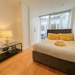 Spacious 3-Bedroom Flat In Holloway With Unique Central Patio With Free Wi-Fi