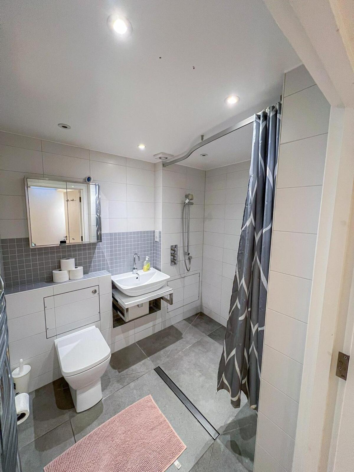 Spacious 3-bedroom Flat In Holloway With Unique Patio With Free Wi-fi *