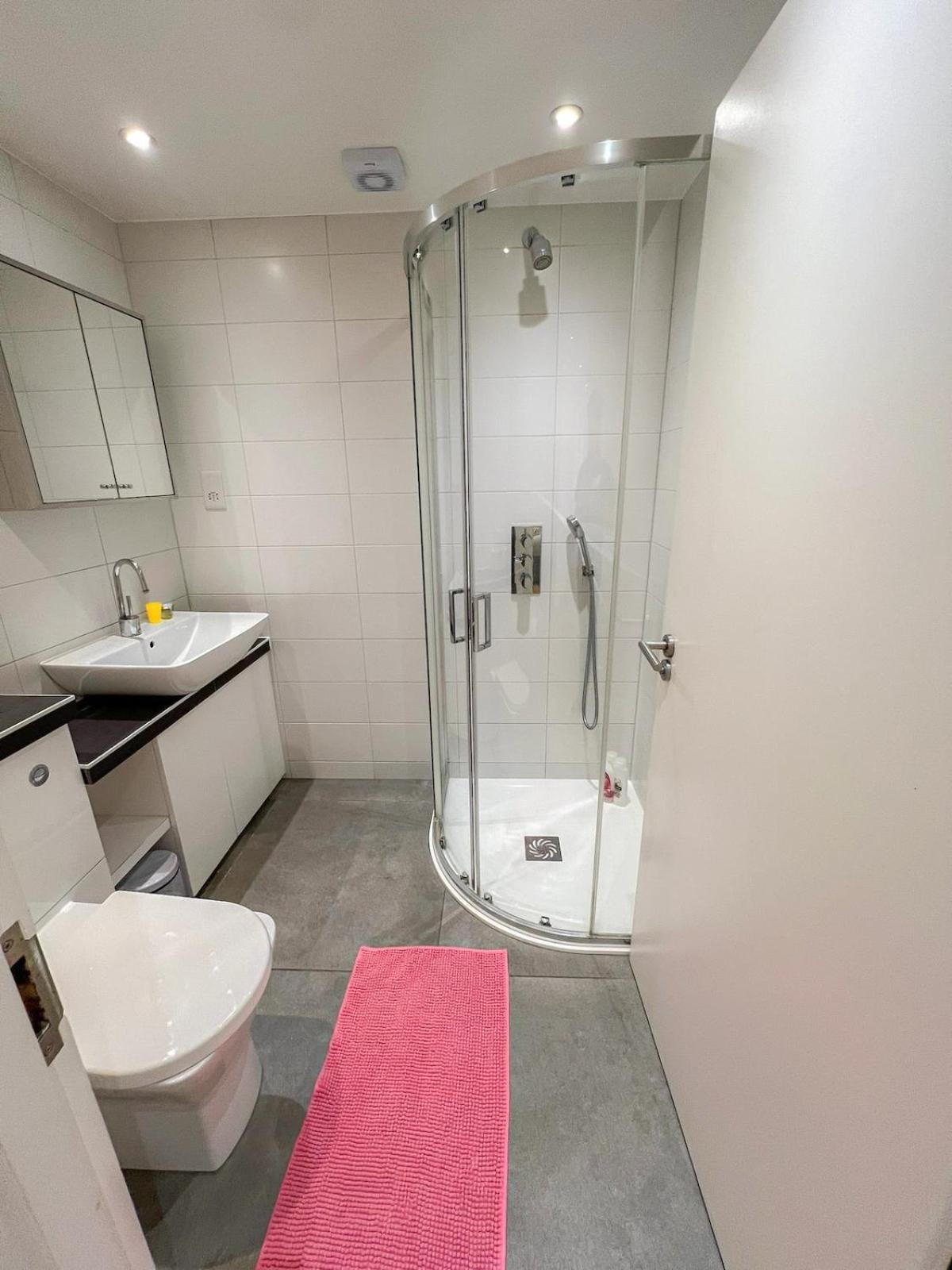Spacious 3-bedroom Flat In Holloway With Unique Patio With Free Wi-fi