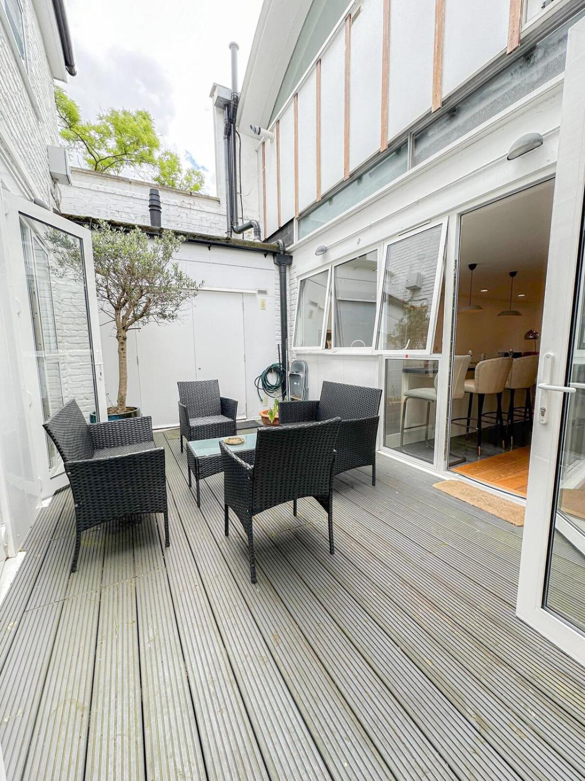 Spacious 3-bedroom Flat In Holloway With Unique Patio With Free Wi-fi * London