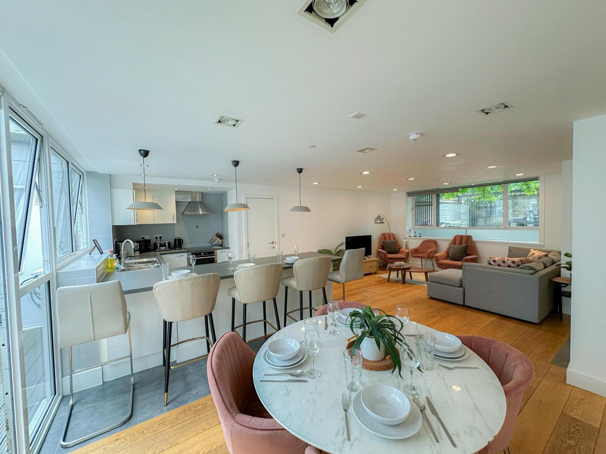 Apartment Spacious 3-bedroom Flat In Holloway With Unique Patio With Free Wi-fi *